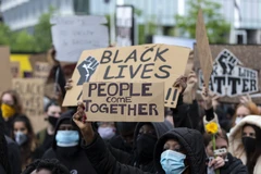 Người biểu tình tham gia cuộc tuần hành chống phân biệt chủng tộc tại London, Anh ngày 7/6. (Ảnh: THX/TTXVN)