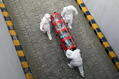 Chuyển bệnh nhân nhiễm COVID-19 tới bệnh viện tại Seoul, Hàn Quốc, ngày 8/3. (Ảnh: THX/TTXVN)