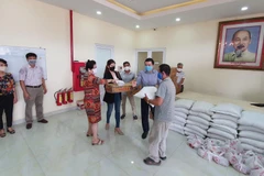 Bà con người Campuchia gốc Việt có hoàn cảnh đặc biệt khó khăn trên địa bàn tỉnh Preah Sihanouk nhận quà hỗ trợ do Tổng Lãnh sự quán Việt Nam quyên góp. (Ảnh: Vũ Hùng/TTXVN)