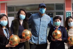 Fellaini chia sẻ bức ảnh chụp cùng các nhân viên y tế khi được xuất viện. (Nguồn: si.com)