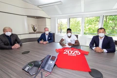 Davies gia hạn với Bayern đến năm 2025. (Nguồn: FC Bayern München)