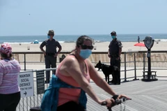 Cảnh sát gác trên bãi biển ở New York, Mỹ, ngày 22/5. (Ảnh: THX/TTXVN)