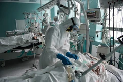 Nhân viên y tế chăm sóc bệnh nhân mắc COVID-19 tại một bệnh viện ở Moskva, Nga ngày 14/5. (Ảnh: THX/TTXVN)