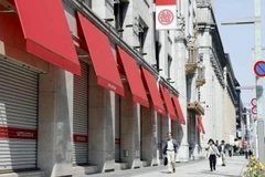 Cửa hàng bách hóa ở Tokyo, Nhật Bản đóng cửa sau khi chính phủ ban bố tình trạng khẩn cấp. (Ảnh: Kyodo/TTXVN)