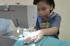 [Video] Cô bé 9 tuổi may hơn trăm bộ đồ bảo hộ chống COVID-19