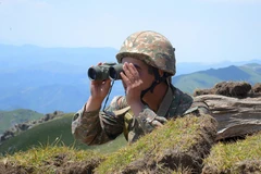 Một binh sỹ Armenia theo dõi hoạt động bên phía Azerbaijan. (Nguồn: AP)