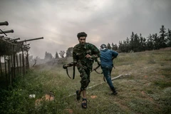 Các tay súng Chính phủ Đoàn kết Dân tộc Libya (GNA) giao tranh với quân đội miền Đông (LNA) của Tướng Khalifa Haftar tại Tripoli, Libya, hôm 2/4. (Ảnh: THX/TTXVN)