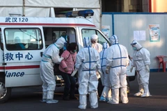 Nhân viên y tế chuyển bệnh nhân nhiễm virus corona chủng mới (COVID-19) tới bệnh viện dã chiến ở Vũ Hán, tỉnh Hồ Bắc, Trung Quốc. (Ảnh: THX/TTXVN)
