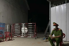 Các ngõ đường vào thôn Văn Lâm 3 đã được lập chốt chặn để phòng chống, ngăn chặn dịch COVID-19. (Ảnh: Công Thử/TTXVN)