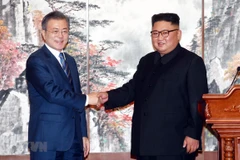 Nhà lãnh đạo Triều Tiên Kim Jong-un (phải) và Tổng thống Hàn Quốc Moon Jae-in tại hội nghị thượng đỉnh liên Triều lần thứ 3 ở Bình Nhưỡng ngày 19/9/2018. (Nguồn: AFP/TTXVN)