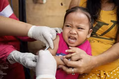 Một em bé được tiêm vắcxin tại Philippines hồi năm ngoái. (Nguồn: AFP)