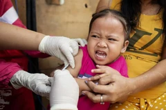 Một em bé được tiêm vắcxin tại Philippines hồi năm ngoái. (Nguồn: AFP)