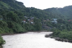 Khu vực cụm dân cư nằm sát lưu vực suối Nậm Mức luôn trong tình trạng nguy hiểm khi vào mùa mưa lũ. (Ảnh: Xuân Tiến-TTXVN)