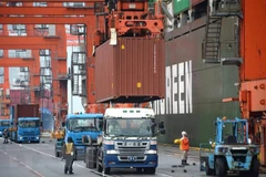 Bốc dỡ hàng hóa tại cảng ở Tokyo, Nhật Bản. (Ảnh: AFP/TTXVN)