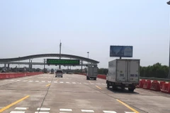 Phương tiện bắt đầu đi vào trạm thu phí trên tuyến cao tốc Hà Nội-Hải Phòng. (Ảnh: Việt Hùng/Vietnam+)