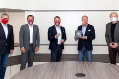 Vào 13h30 ngày 30/4 (giờ địa phương) Hansi Flick đã dùng chiếc bút bi do Rummenigge tặng ký vào bản Hợp đồng có giá trị đến 30/06/2023 với Bayern. (Nguồn: FCBayern)