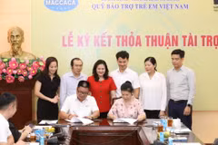Bà Lê Tuyết Mai, Phó Giám đốc Quỹ Bảo trợ trẻ em Việt Nam ký kết thỏa thuận hỗ trợ trẻ em với ông Lê An Trung, Tổng Giám đốc CTCP Macca Nutrition. (Ảnh: Anh Tuấn/TTXVN)