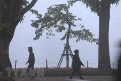 Hà Nội chìm trong sương vào sáng sớm. (Ảnh: Thành Đạt/TTXVN)