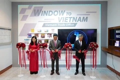 Cắt băng khánh thành dự án Window to Vietnam. (Ảnh: Hữu Kiên/TTXVN)