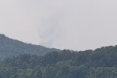 Khói bốc lên sau vụ nổ tại khu công nghiệp Kaesong ở thị trấn biên giới Kaesong, nơi đặt văn phòng liên lạc chung giữa Hàn Quốc và Triều Tiên, ngày 16/6. (Ảnh: Yonhap/TTXVN)