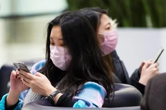 Đeo khẩu trang phòng chống nhiễm virus corona. (Nguồn: AP)