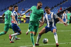 Benzema giật gót kiến tạo cho đồng đội ghi bàn. (Nguồn: AFP)