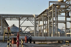 Công nhân làm việc tại nhà máy lọc dầu Abqaiq của Aramco ở Saudi Arabia. (Ảnh: AFP/TTXVN)