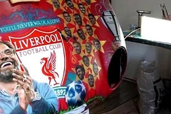 Klopp và logo Liverpool trên nắp máy. (Ảnh cá nhân của nhóm Kloppis)