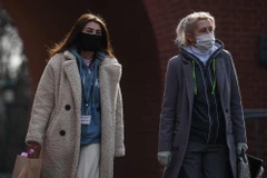 Người dân đeo khẩu trang nhằm ngăn chặn sự lây lan của dịch COVID-19 tại Moskva, Nga. (Ảnh: THX/TTXVN)