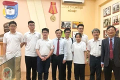 Các thành viên Đội tuyển dự thi Olympic Toán học quốc tế lần thứ 61. (Ảnh: TTXVN phát)