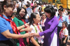 Phó Chủ tịch nước Đặng Thị Ngọc Thịnh với Đại biểu cháu ngoan Bác Hồ tỉnh Nghệ An. (Ảnh: Doãn Tấn/TTXVN)