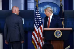 Ông Trump được hộ tống rời phòng họp báo sau vụ nổ ngoài Nhà Trắng