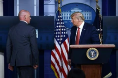 Ông Trump được hộ tống rời phòng họp báo sau vụ nổ ngoài Nhà Trắng