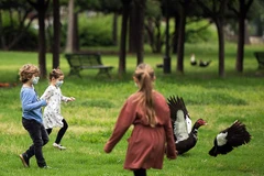 Hình ảnh trẻ em ở Tây Ban Nha lần đầu ra khỏi nhà sau 42 ngày