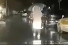 Người chồng đi theo và soi đường cho vợ là bác sỹ tại Vũ Hán. (Nguồn: shanghai.ist)