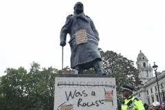 Tượng đài trở thành mục tiêu tấn công của người biểu tình