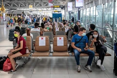 Hành khách tại sân bay Suvarnabhumi ở Bangkok, Thái Lan ngày 25/3. (Ảnh: AFP/TTXVN)