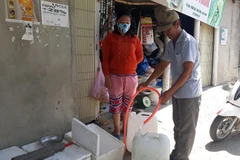 Người dân thôn Từ Tâm 1 (xã Phước Hải, huyện Ninh Phước) phải đi mua nước để về sử dụng trong mùa khô hạn 2020. (Ảnh: Nguyễn Thành/TTXVN)