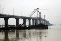 Cầu Cửa Hội bắc qua sông Lam. (Ảnh: Tá Chuyên/TTXVN)