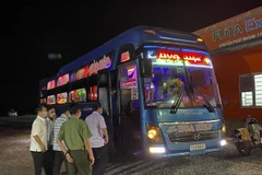 Điều tra, giám sát dịch tễ tại bến xe Vị Thanh. (Ảnh: Duy Khương/TTXVN)