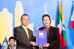 Chủ tịch Quốc hội Nguyễn Thị Kim Ngân tiếp nhận chức Chủ tịch AIPA-41 từ Chủ tịch Hạ viện Thái Lan, Chủ tịch AIPA-40 Chuan Leekpai, tại phiên bế mạc AIPA-40, sáng 29/8/2019. (Ảnh: Trọng Đức/TTXVN)