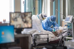 Nhân viên y tế chăm sóc bệnh nhân nhiễm COVID-19 tại một bệnh viện ở Vũ Hán, Trung Quốc ngày 22/2. (Ảnh: THX/TTXVN)
