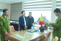 Lực lượng công an khám xét nơi làm việc của ông Đính. (Ảnh: Trịnh Duy Hưng/TTXVN)