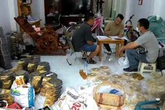 Công an phát hiện phụ tùng xe máy giả. (Ảnh: TTXVN phát)