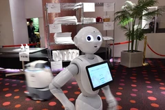 Robot hỗ trợ nhân viên y tế phục vụ bệnh nhân mắc COVID-19 tại Tokyo, Nhật Bản. (Ảnh: AFP/TTXVN)
