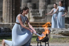 Ngọn lửa Olympic Tokyo đã chính thức được thắp sáng. (Nguồn: AFP)