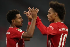 Gnabry (trái) lập hat-trick, trong khi tân binh Sane ghi 1 bàn và có 2 kiến tạo. (Nguồn: enpn)