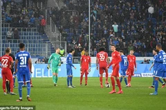 Cầu thủ Bayern và Hoffenheim chuyền bóng qua lại trên sân.
