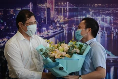 Chủ tịch UBND thành phố Đà Nẵng Huỳnh Đức Thơ tặng hoa cám ơn Đoàn y bác sĩ Hải Phòng. (Ảnh: Văn Dũng/TTXVN)