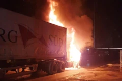 Hiện trường vụ cháy xe container trên Quốc lộ 1A. (Ảnh: TTXVN phát)